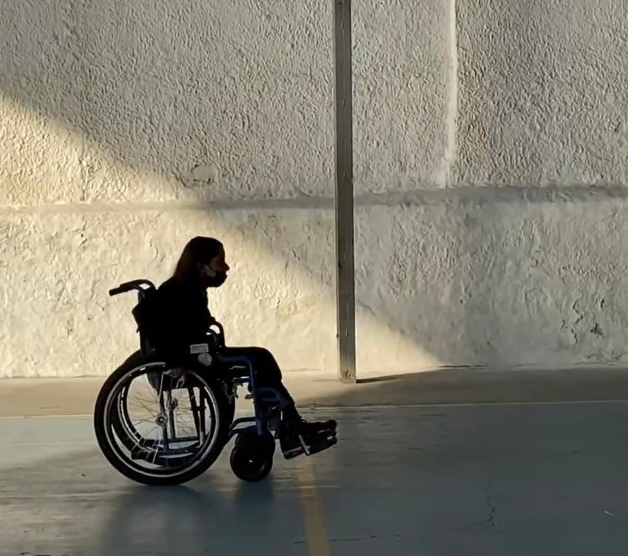 “Le pido a Dios que ayude a Nikanelly y que me haga ese milagro de que la operen para que pueda volver a mover sus piernas”, implora Calzadilla.