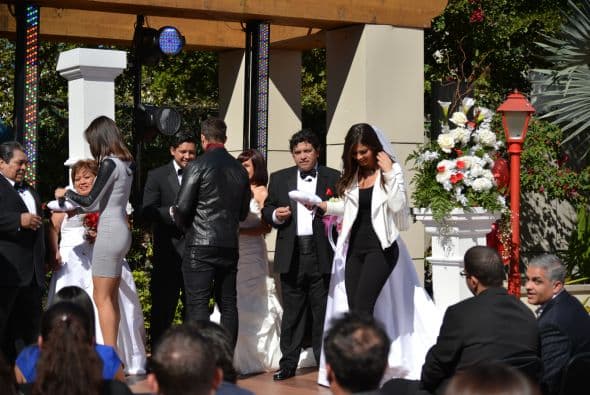 Los tres guapos conductores fueron los encargados de entregar los anillos.