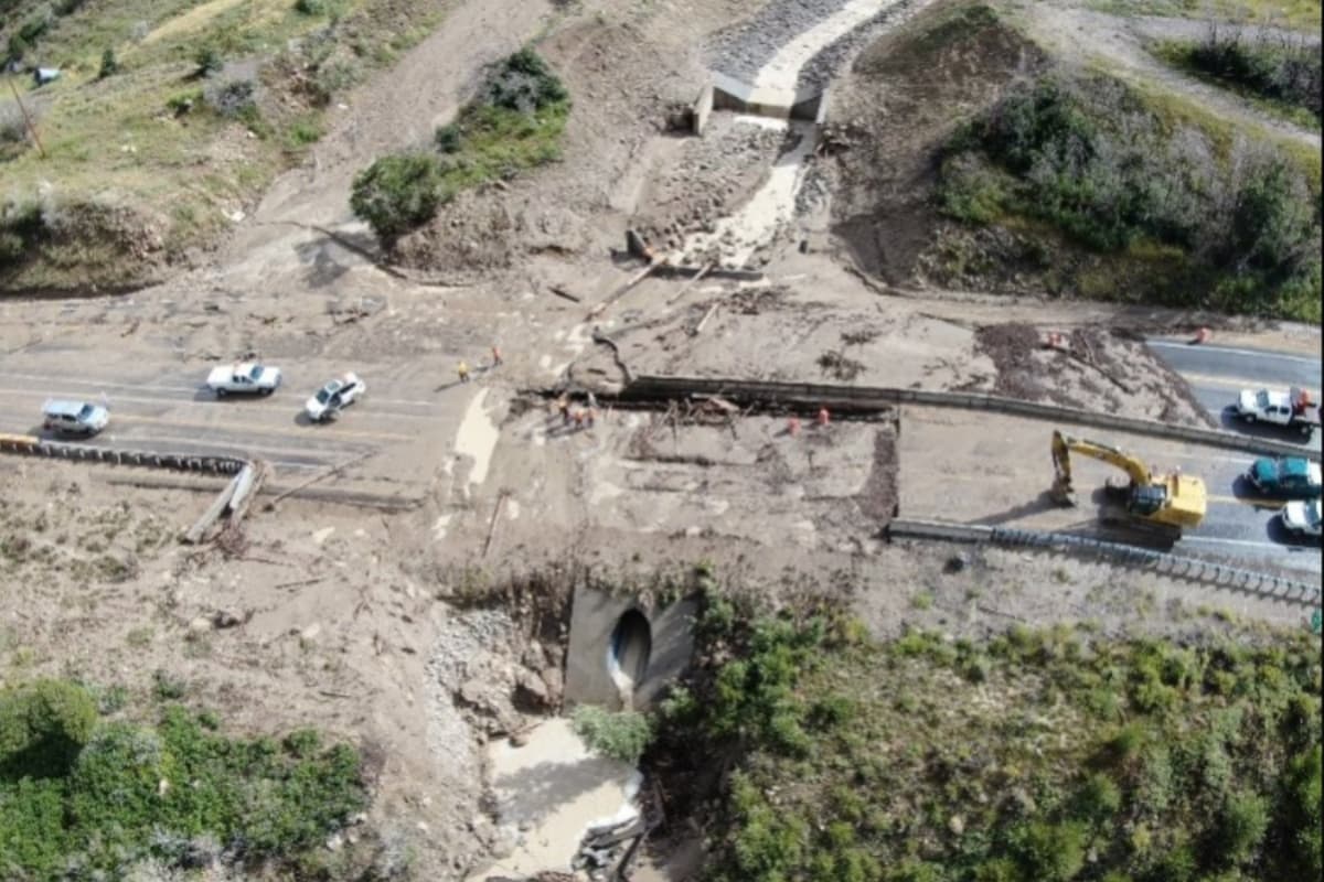 "Se espera que el cierre de la US-6 permanezca vigente durante al menos dos días mientras las tripulaciones lidian con el clima continuo y reparaciones extensas. Utilice rutas alternativas de US-191 y US-89", escribieron en sus redes sociales.