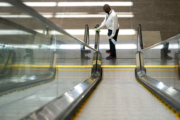 La compañía colocó calcomanías en el piso que señalan el distanciamiento físico recomendado (seis pies).