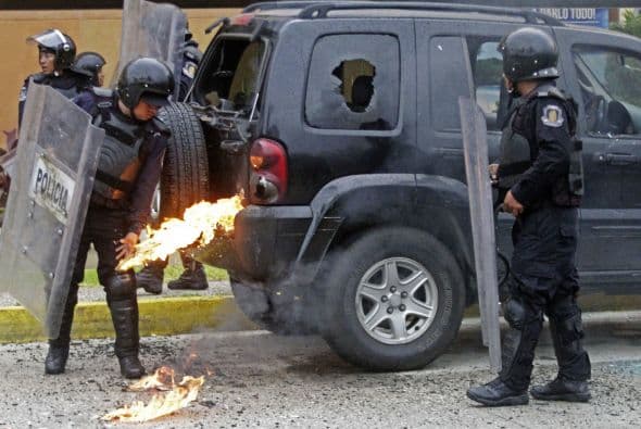 La camioneta resultó con los vidrios rotos y parcialmente incendiada.