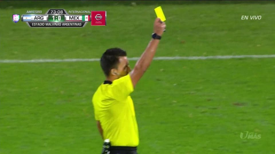 Tarjeta amarilla. El árbitro amonesta a Luis Rodríguez de Mexico