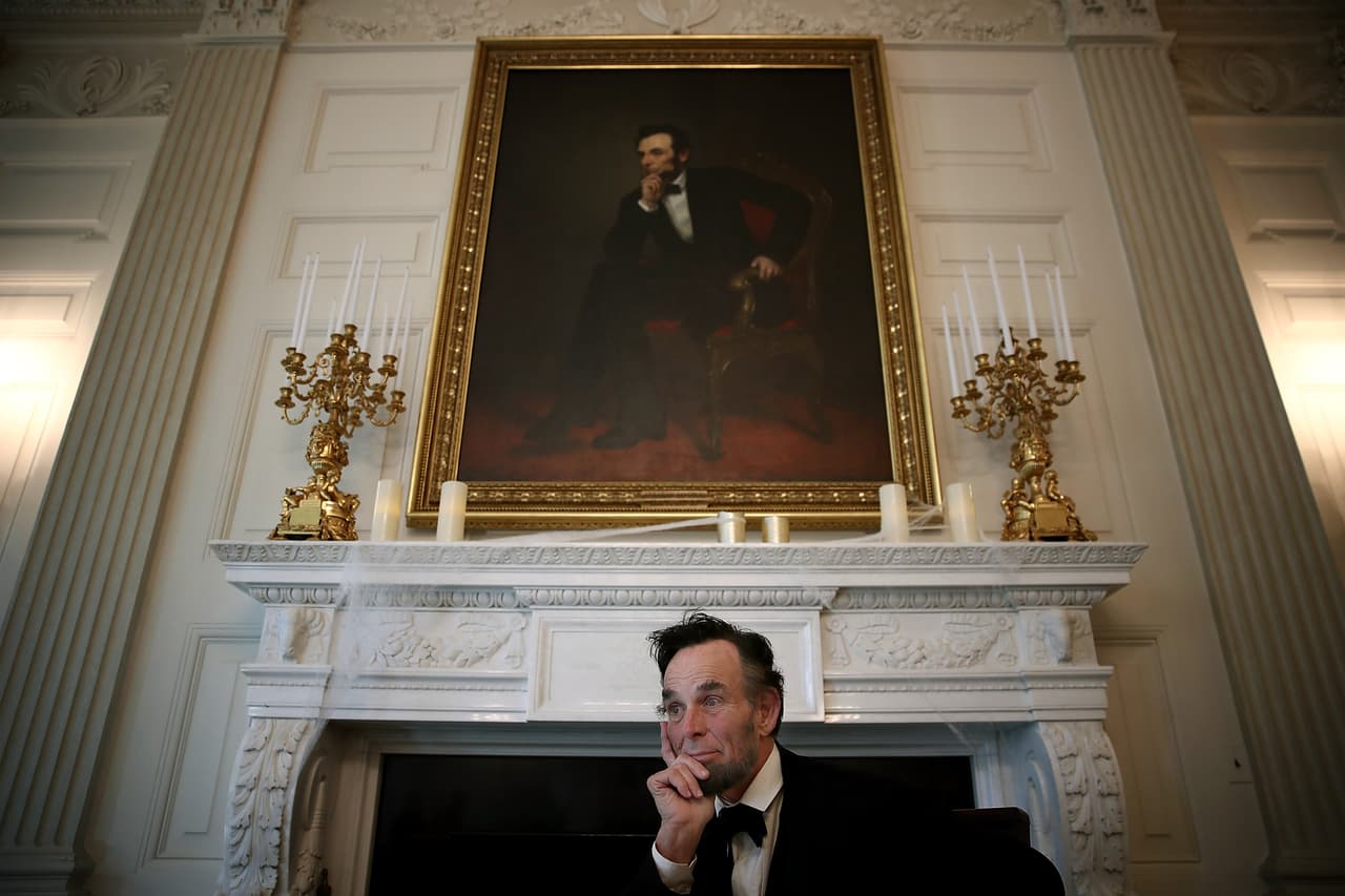 Los invitados pudieron disfrutar de un pedacito de historia en la Casa Blanca a través de exposiciones y actuaciones. El actor Fritz Klein fue contratado para realizar una imitación del presidente Abraham Lincoln. 
<a href="https://www.whitehouse.gov/blog/2016/10/31/inside-hauntedwh">Aquí se pueden ver algunos videos de las actuaciones y leer las historias de miedo</a> que contaron en las salas de la casa.