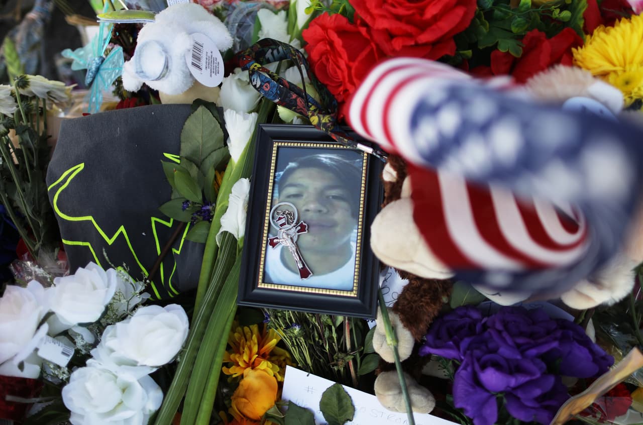 El altar tenía varias fotografías de Javier Amir Rodríguez, de 15 años, la víctima más joven del tiroteo. El pasado lunes fue recordado como un buen compañero de equipo durante una vigilia en el estadio de fútbol americano de la secundaria Horizon en El Paso. Octavio Ramiro Lizarde, su tío, recibió un disparo en el pie tratando de protegerlo del tirador.