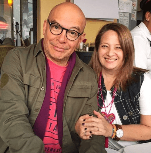A través de su cuenta de Instagram, Mauricio Castillo ha mostrado su lado más romántico al compartir esta fotografía con el siguiente pie de foto: "Aquí con el amor de mi vida, celebrando a mi hermana Martha en sus 50".
<br>
