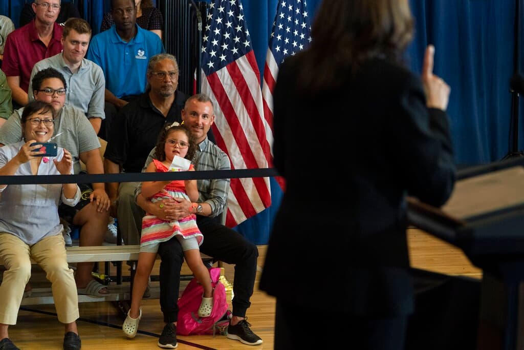 <b>Los padres indocumentados también pueden</b> recibir los pagos si tienen un hijo calificado con número de seguro social, según explica el experto contador Joaquín López.