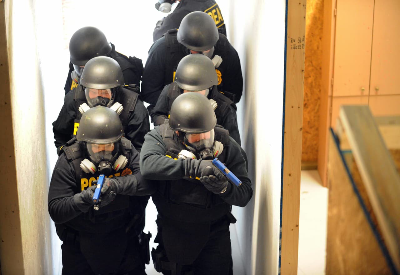 Así dio el FBI con un policía que se volvió traficante y planeó comprar casas en México para lavar su dinero   