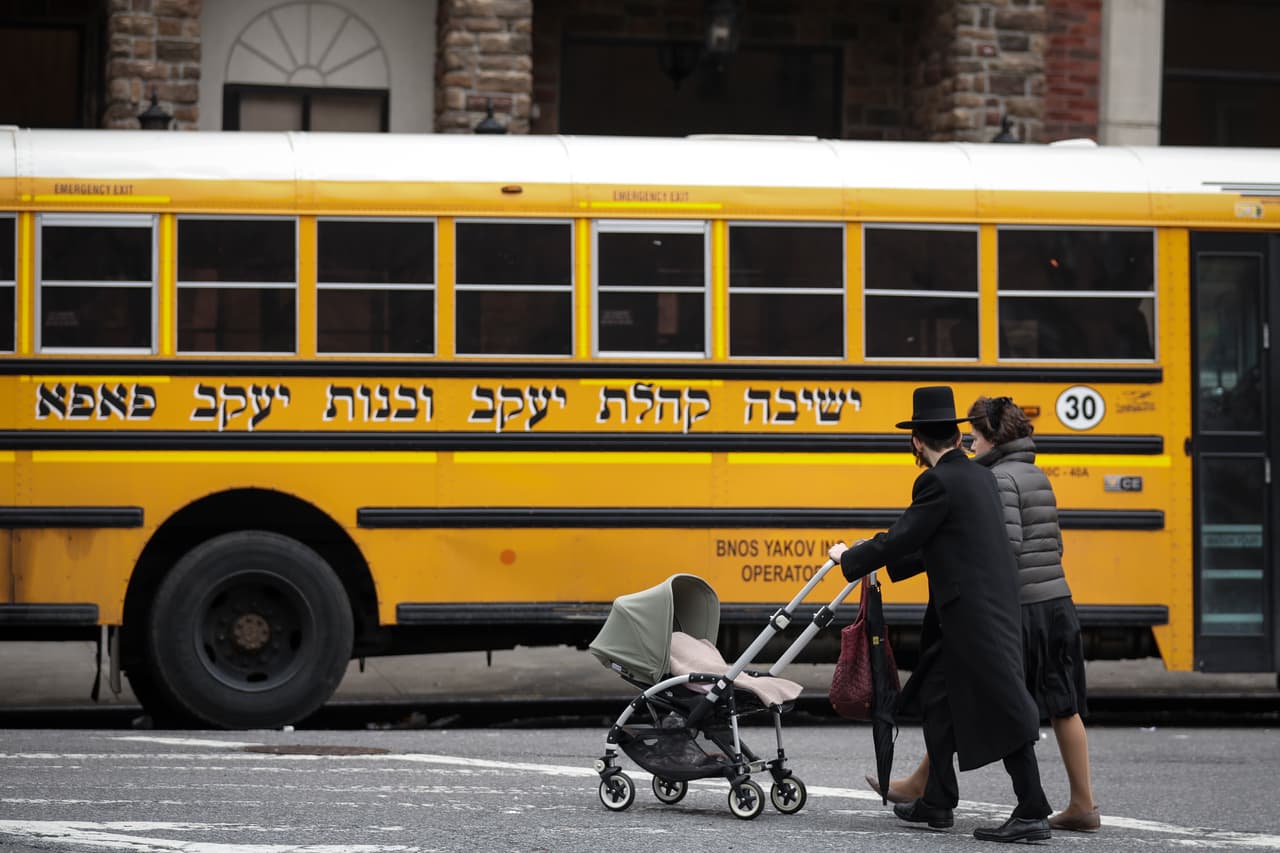 Fox también dice que las exenciones por motivos religiosos no son exigidas constitucionalmente por la cláusula de libre ejercicio de la Primera Enmienda, siempre y cuando los mandatos de la vacuna no especifiquen la religión.