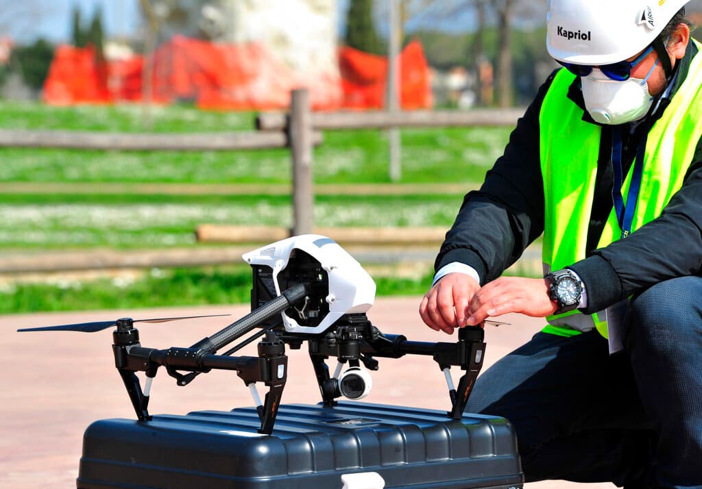 Un policía con ayuda de un dron demuestra el monitoreo de los movimientos de los ciudadanos en Grosseto, en el centro de Italia.