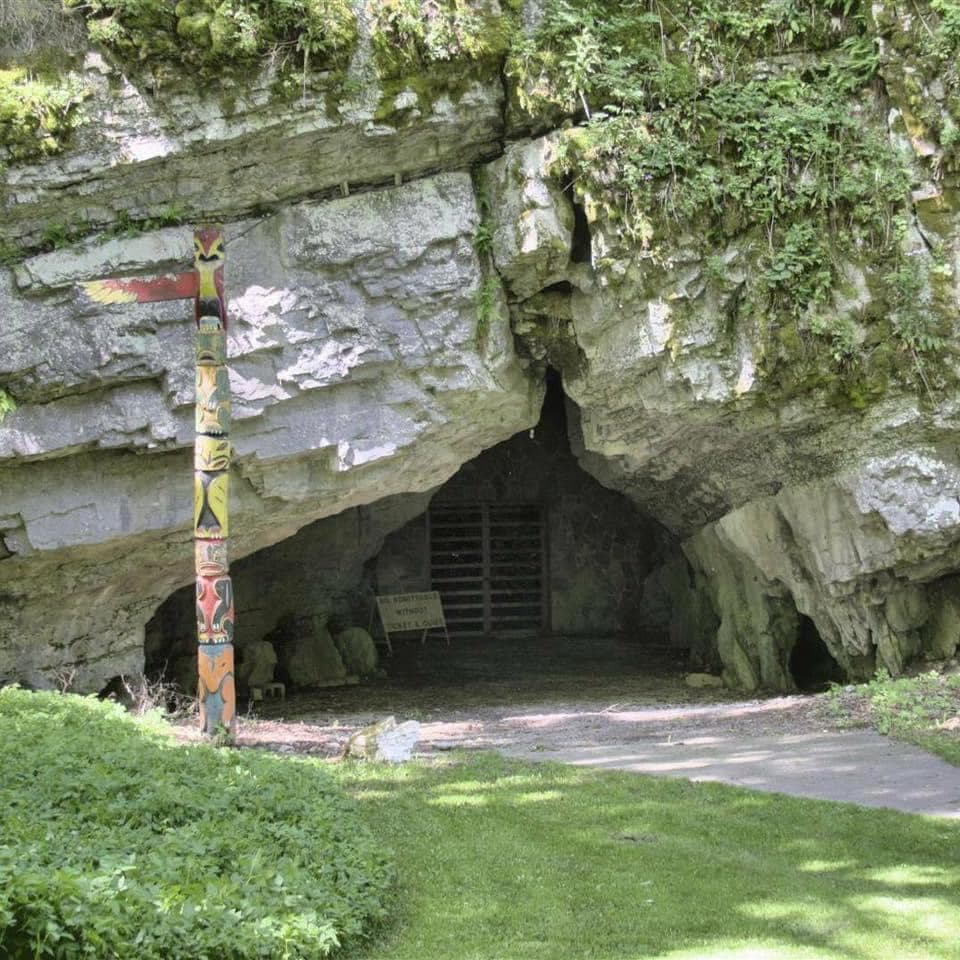 <b>Woodward Cave</b>: Woodward Cave tiene la estalagmita más grande de Pensilvania. Durante tu visita guiada, verás una variedad de salas, incluido el salón de baile y el salón cuadrado. Si un día no es suficiente, también puedes registrarte para quedarte en el campamento justo en los terrenos de la atracción.