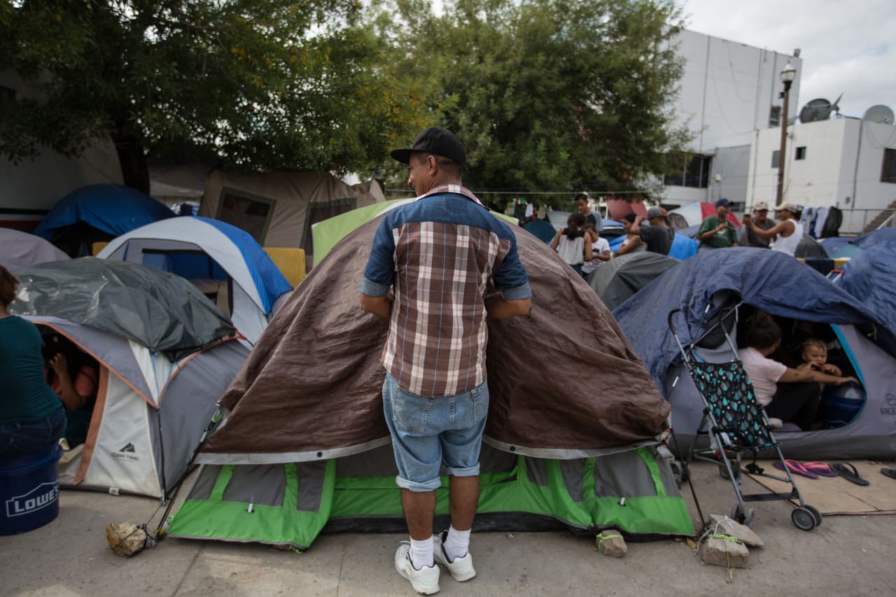 Lo vieron como la única opción para alejarlos de tantos peligros en México. Migrantes entrevistados por Univision Noticias relataron que fueron raptados, extorsionados y agredidos en ese país. Walter envió a su hija de 17 años a EEUU a finales de octubre con el deseo de que se la entreguen a su hermano que vive en Florida. Según su relato, ambos fueron víctimas de un secuestro en México.