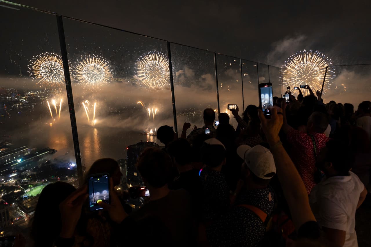 Los residentes de Nueva York y Nueva Jersey disfrutaron del espectáculo de luces y colores sobre el río Hudson.
<br>