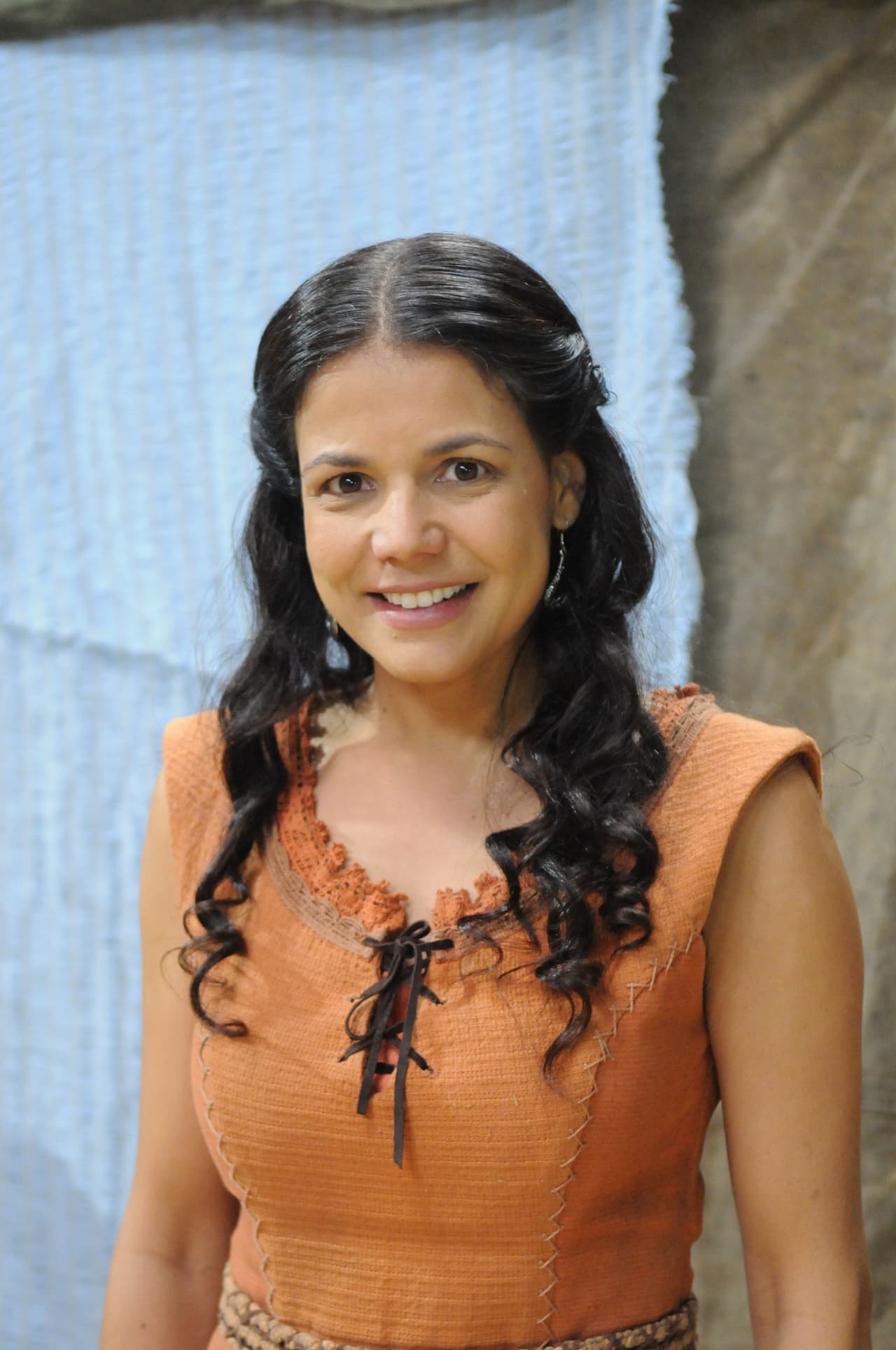 Nivea Stelmann es 
<b>Noemí</b>. Es la esposa de Caleb. Una mujer de gran fe, madre amorosa y buena consejera.