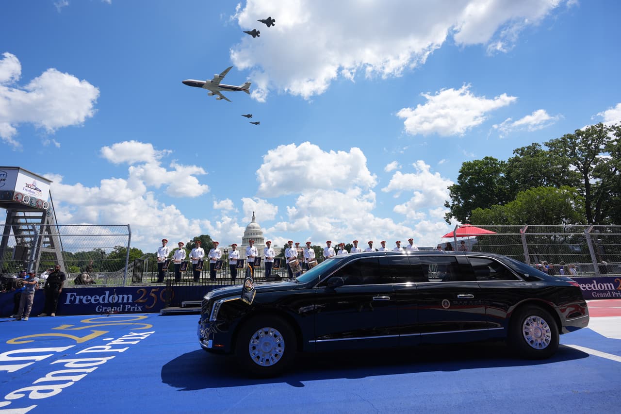 El Air Force One y cuatro F-35 sobrevuelan la zona mientras el presidente Donald Trump, en la limusina presidencial conocida como "La Bestia", da una vuelta a la pista antes de la carrera de automovilismo IndyCar Freedom 250 en Washington.