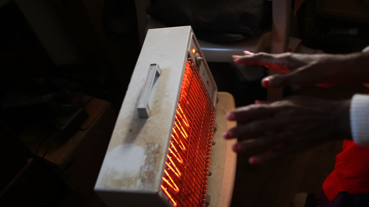 Si el cable o el enchufe del calentador está caliente, desconéctalo y llama a un técnico de reparación autorizado. Si alguna parte del tomacorriente está caliente, llama a un electricista certificado para que tan pronto pueda pase y lo revise.