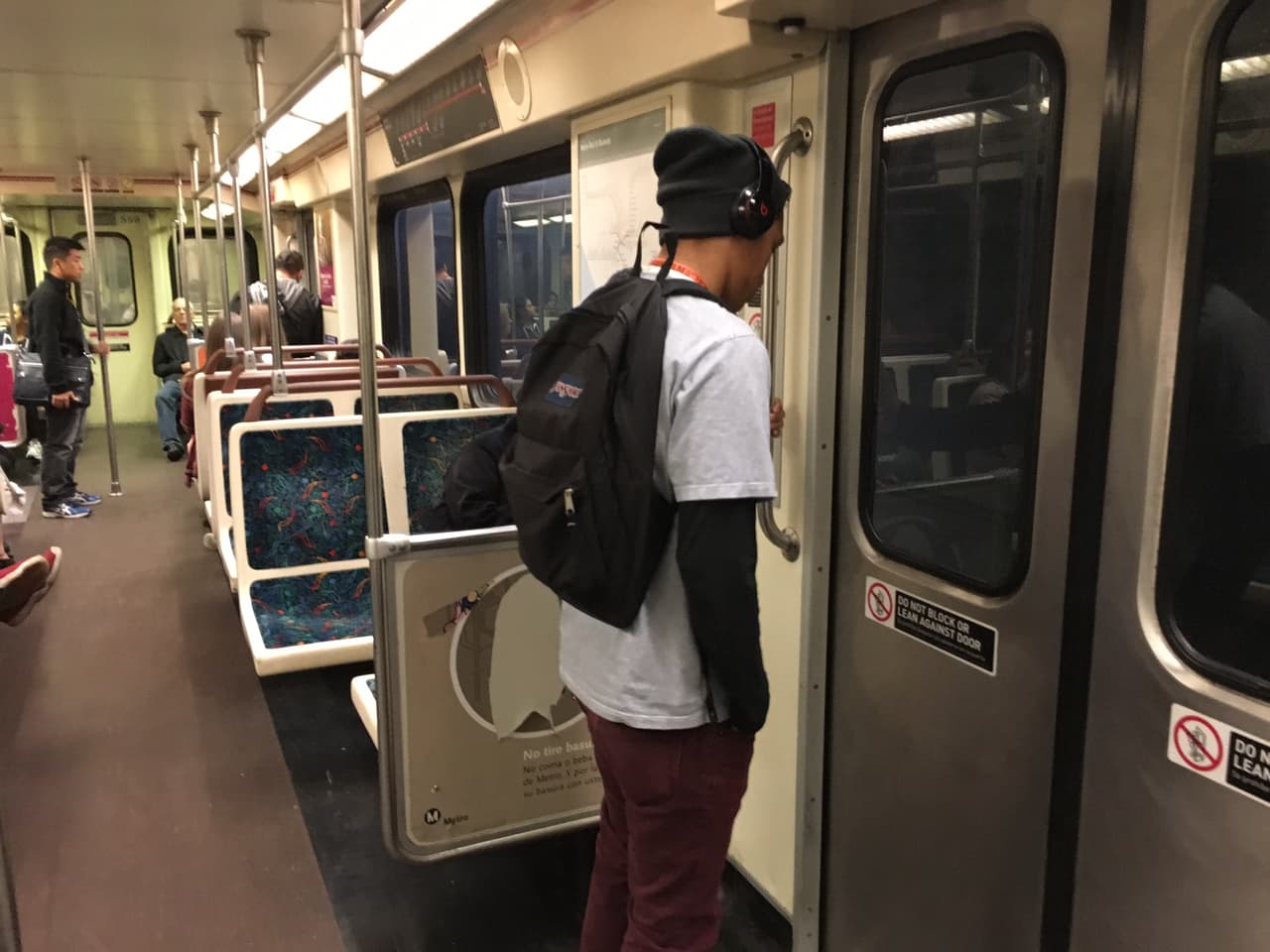 Un usuario de la Línea Roja del metro espera su llegada a una plataforma.