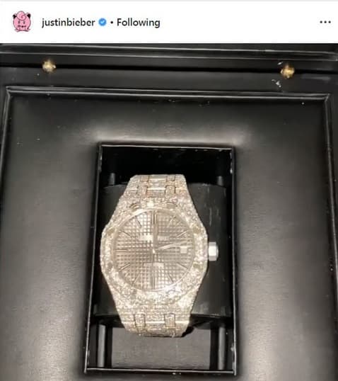 De acuerdo a TMZ, la pieza proviene de la joyería
<b><a href="https://www.instagram.com/jadellebh/?hl=es-la" target="_blank">Jadelle Beverly Hills</a></b>, la favorita de la pareja. Se trata de la misma tienda en la que el intérprete de
<b><a href="https://www.youtube.com/watch?v=8ELbX5CMomE" target="_blank">'Sorry'</a> </b>adquirió un reloj de diamantes de oro valuado en
<b>70,000 mil dólares</b> para ella.
<br>