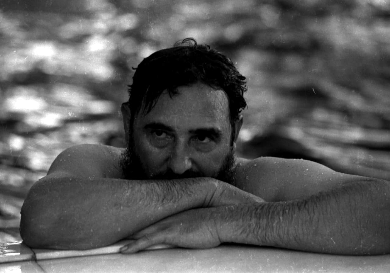 El presidente cubano se relaja en un piscina en Rumanía, 1972.