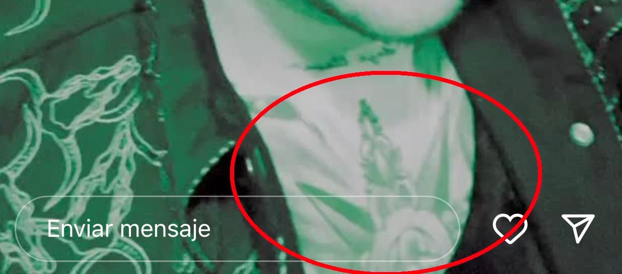 Algunos fans de Nodal han destacado que en el video que él compartió se alcanza a apreciar el tatuaje que se hizo en el pecho y que representaba 
<b><a href="https://www.univision.com/famosos/todos-los-tatuajes-de-belinda-en-christian-nodal" target="_blank">los ojos de su exnovia Belinda</a></b>. Tras su separación en febrero pasado, lo modificó.