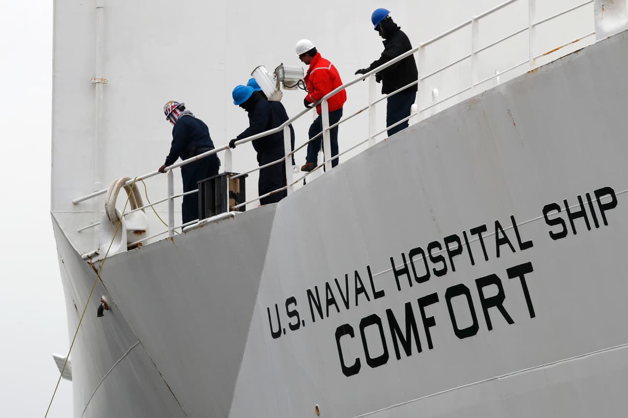 Anclando en el puerto de Nueva York el mediodia del lunes 30 de Marzo, es una de las tantas ayudas que las autoridades del estado le han pedido al gobierno federal.