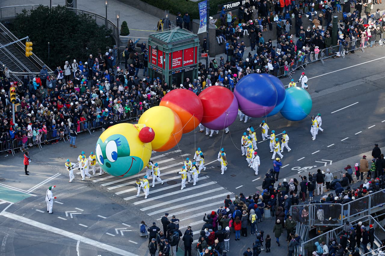 El globo de una oruga colorida flotando en las calles de Manhattan.
