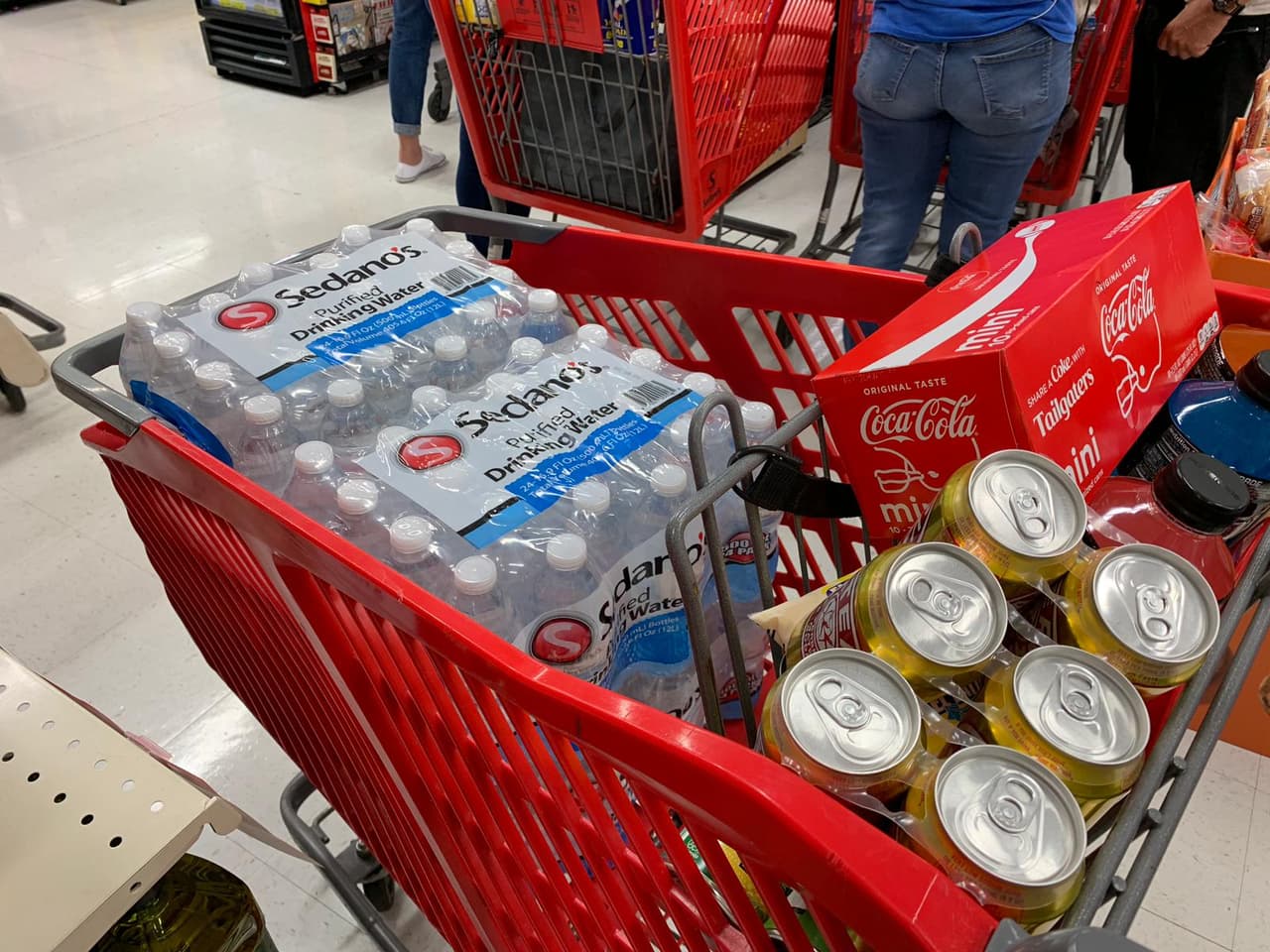 En algunos grandes almacenes se han agotado ciertos productos como el agua.