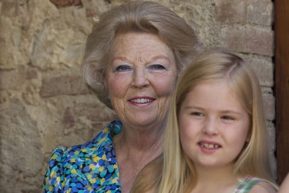Catharina-Amalia es la hija del rey Willem Alexander y su esposa la reina Máxima. Willem ascendió al trono en 2013, luego de la abdicación del trono por parte de su madre, la reina Beatriz.La princesa de Orange, la mayor de tres hermanas, a sus 11 años va a un colegio público, practica judo, jockey, le encanta la actividad hípica y habla perfectamente holandés, español e ingles.Y aunque sus apariciones públicas por el momento son limitadas, sus papás se aseguran de incluirla en las actividades tradicionales y necesarias para su formación como futura reina.