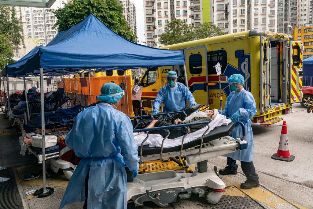 El 
<b>aumento en el número de muertes se está reportando en personas de la tercera edad que no han sido vacunadas, </b>pero también se cuentan niños que aún no califican para tener acceso al protocolo de inmunización. Para enero de 2022, menos de uno de cada cinco residentes mayores de 80 años estaba completamente vacunado con las dos dosis; casi ninguno tenía tres dosis. Aunque esa tasa ha crecido, los expertos aseguran que el avance en la inmunización de esa población ocurrió muy tarde.