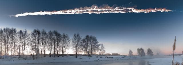 Esta fotografía del meteoro cruzando el cielo sobre Cheliábinsk, Rusia, el 15 de febrero de 2013, fue tomada por un habitante local, M. Ahmetvaleev. El pequeño asteroide tenía entre 56 a 66 pies de ancho.
