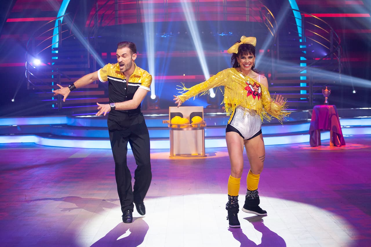 La tercera participante fue Greeicy Rendón al ritmo de Jive con el tema 'Dancing With Myself' de Billy Idol. Si bien la participación fue buena, no hubo elogios y
<b> Joaquín Cortés le pidió a la cantante</b> que se atreviera a bailar con zapatos altos y no sólo con zapatillas.