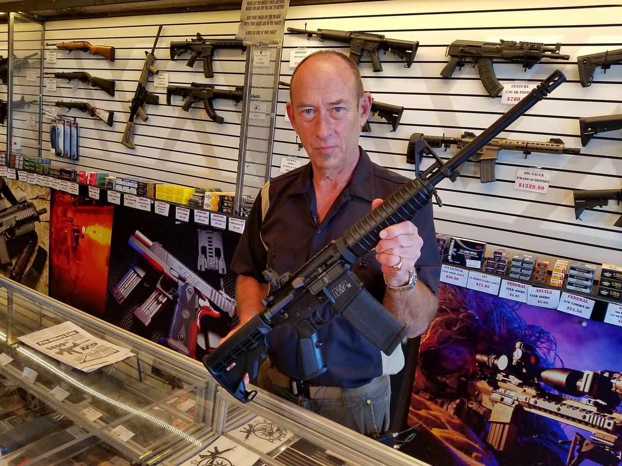 En Las Vegas el 'miedo' a Hillary Clinton sirve para vender armas