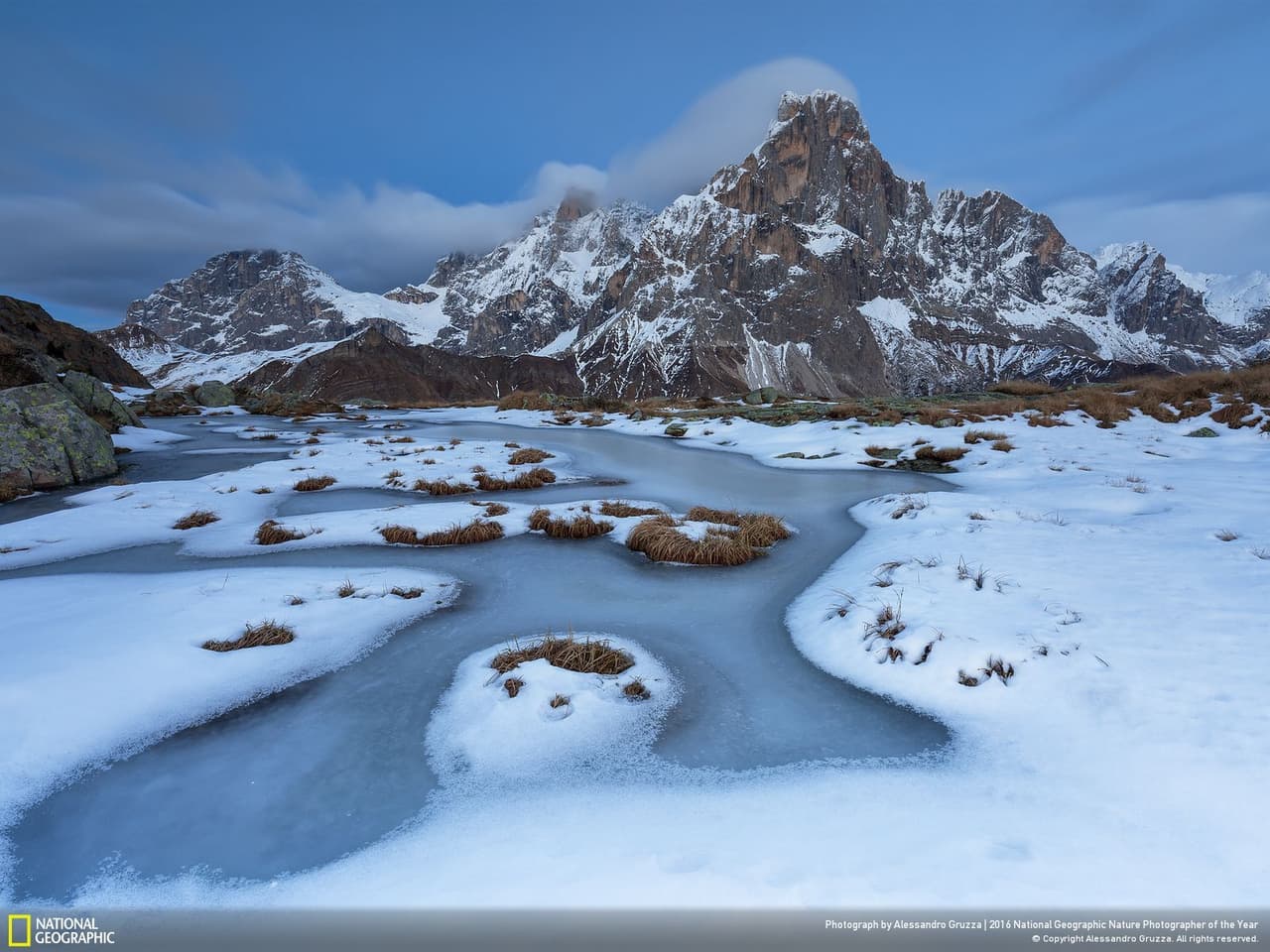 La imagen de un lago gélido en el parque Paneveggio-Pale San Martino de Italia se alzó como el segundo mejor paisaje del año. Fue tomada por Alessandro Gruzza.
