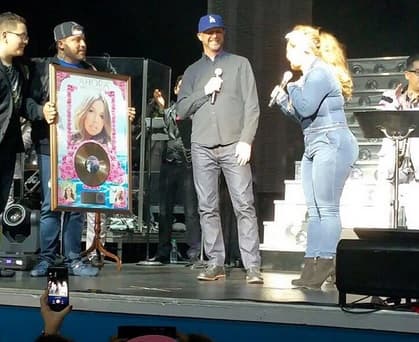 Para la joven fue una noche especial, pues además de dar inicio a su tour, recibió un disco de oro por las altas ventas de su CD 'Ahora'.