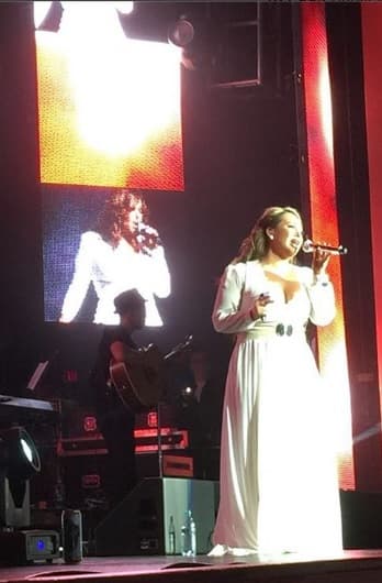 Con La Vereña, Chiquis cantó algunos éxitos de su madre como 'La Chacalosa' e 'Inolvidable'.