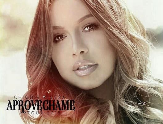 Sobre el escenario se hizo acompañar de la banda La Vereña.