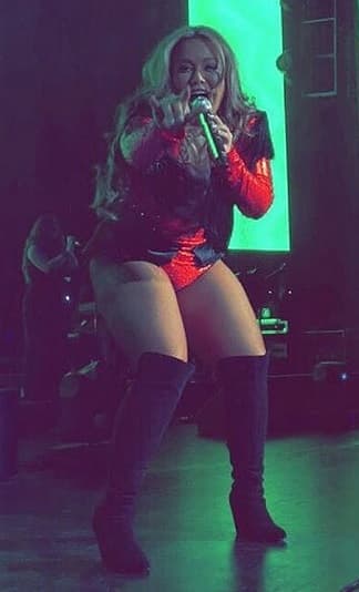 Arrancó su concierto con el tema 'La Malquerida'.