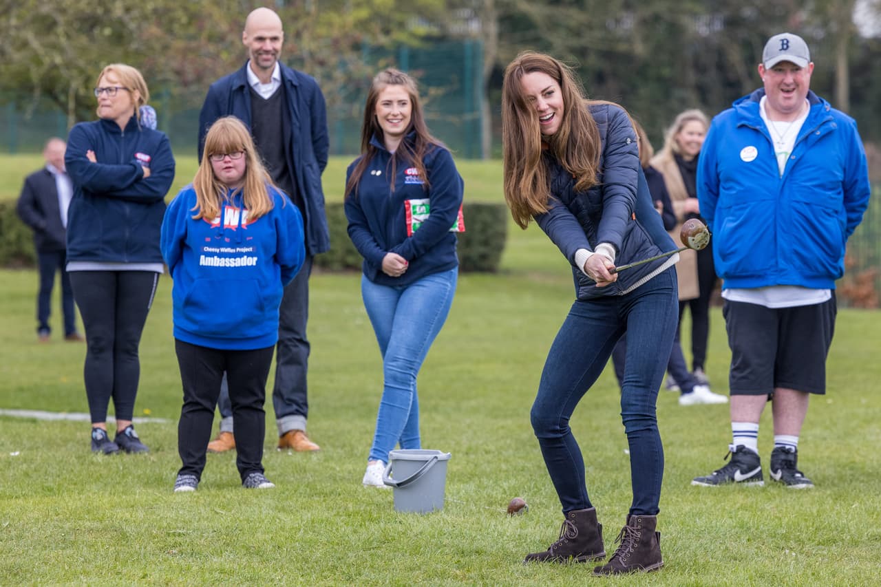En ese evento, Middleton cambió el 'outfit' que había lucido en la granja. Esta vez optó por una chaqueta acolchada azul marino de Barbour y unas botas See by Chloe.
<br>