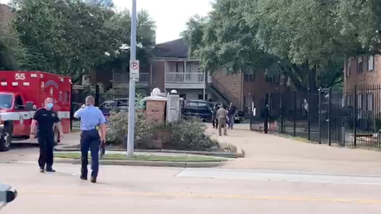 Elmer Manzano ha sido acusado de homicidio capital después de la muerte a tiros del sargento de la policía de Houston, Harold Preston y herir al oficial Courtney Waller.