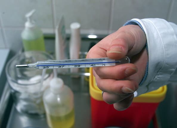 <b>Termómetro clínico</b>. Este instrumento médico tan popular fue creado por el médico italiano Santorio Santorio en el siglo XVII. Entre 1592 y 1603 Galileo Galilei había inventado un tubo de cristal sensible al calor lleno de un líquido cuya altura variaba según la temperatura. Pero fue Santorio quien hizo el primer instrumento con gradación para medir la temperatura corporal humana. Con el tiempo, otros lo perfeccionaron, como hizo Daniel Fahrenheit artífice del modelo del termómetro de mercurio, mucho más preciso. Pero, según un 
<a href="https://www.nationalgeographic.org/encyclopedia/thermometer/" target="_blank">reportaje</a> de 
<i>National Geographic</i>, no fue hasta el siglo XIX cuando, gracias a la explicación científica de la fiebre que hiciera Carl Wunderlich, que el termómetro se hizo indispensable.