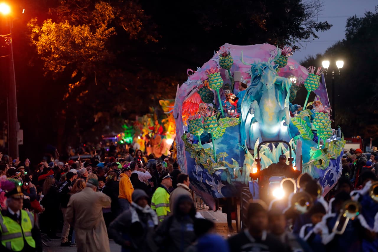 Las comparsas llenas de color y magia compiten entre sí para lograr la atención de los cientos de miles de turistas que visitan Louisiana.