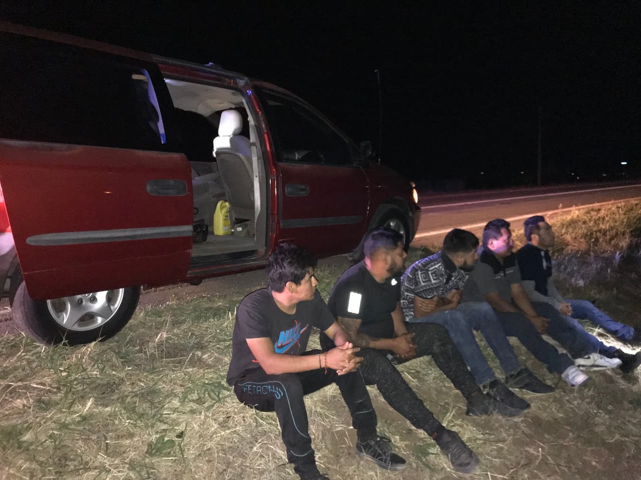 En una parada de tráfico detuvieron a cinco indocumentados que se transportaban en un Dodge Caravan 2002 en la autopista 191 cerca del poste de la milla 2 (Pirtleville) por múltiples infracciones de tráfico. El conductor es un ciudadano estadounidense de 17 años.