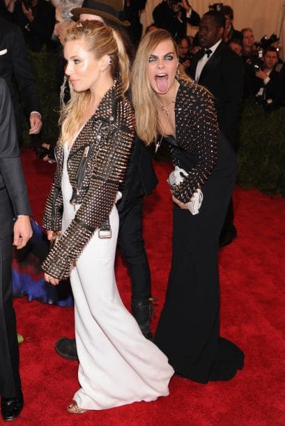 ¡Qué raro! Cara Delevigne sacó su lenguota a espaldas de Sienna Miller en una gala del MET. Más videos de Chismes aquí.
