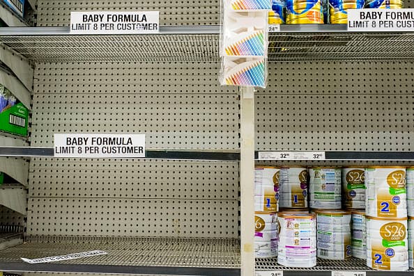 Problemas en la cadena de suministros y el retiro voluntario de una popular fórmula infantil, han dejado a recién nacidos en California, y en gran parte de los Estados Unidos, sin alimentos y a sus padres pagando altos precios o creando peligrosas combinaciones en casa.