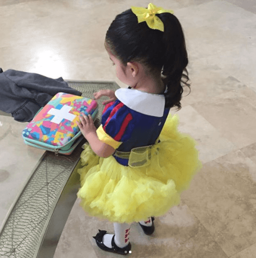 Algunos días prefiere ser Blanca Nieves. Vestida de amarillo y azul también luce muy linda.