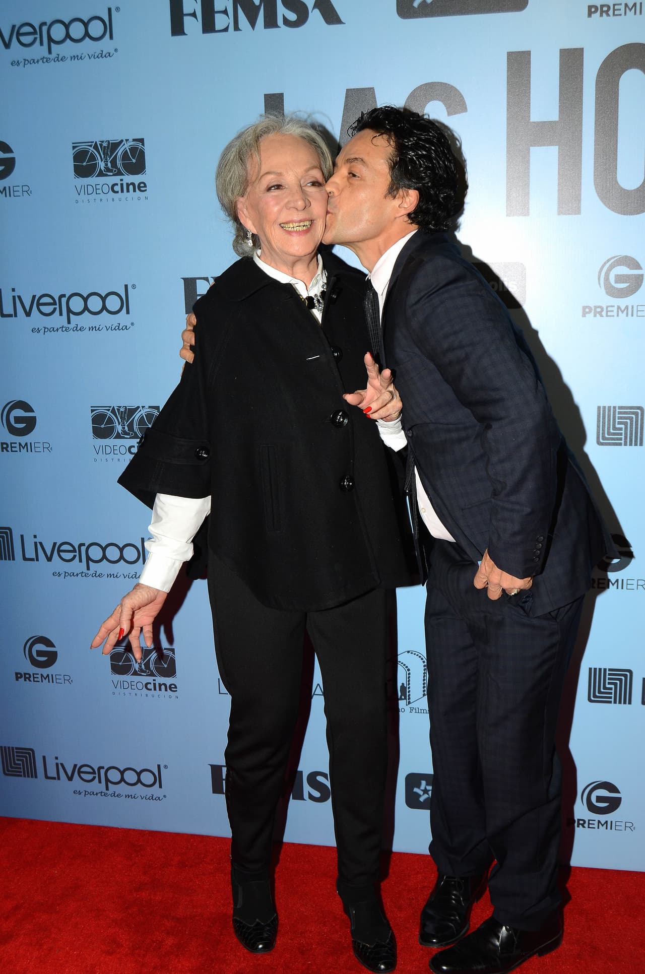 “Yo he trabajado toda mi vida, a Arturo yo no le he pedido nada; pero mis respetos, es su opinión, allá él, parece niño chiquito y ya es viejo”, comentó la actriz y productora a MexcalTV.