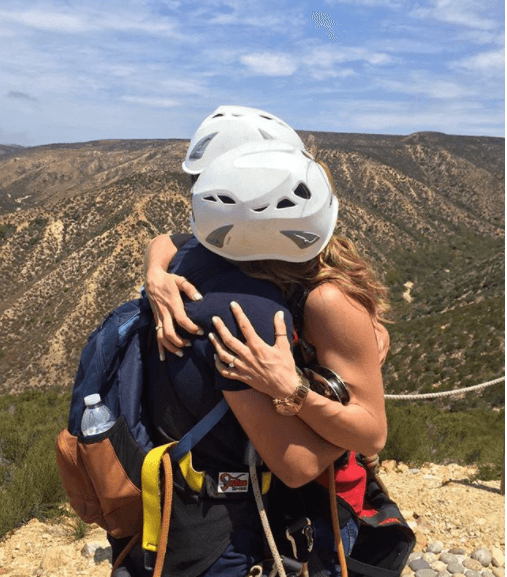Jesús le entregó el anillo a Lorenia cuando ella se aventó de la tirolesa y justo en la punta de la montaña, él se arrodilló ante su novia y le pidió que se convirtiera en su esposa.