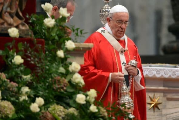 También les advirtió que el matrimonio "no es un camino fácil, es un viaje a veces conflictivo”.