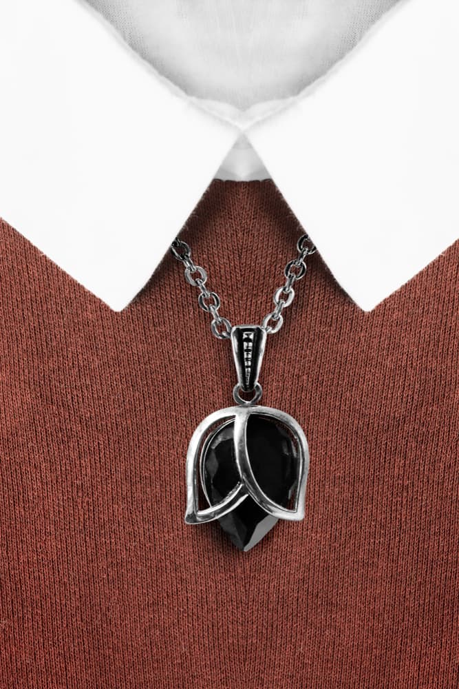 Cuando llegamos un ónix, sobre todo el negro, con nosotros, como en una joya, es importante recalcar que tiene grandes poderes de protección y autocontrol, y es que aseguran que crea un balance con la emoción y la pasión, al mismo tiempo que regula sentimientos negativos y estrés en general.