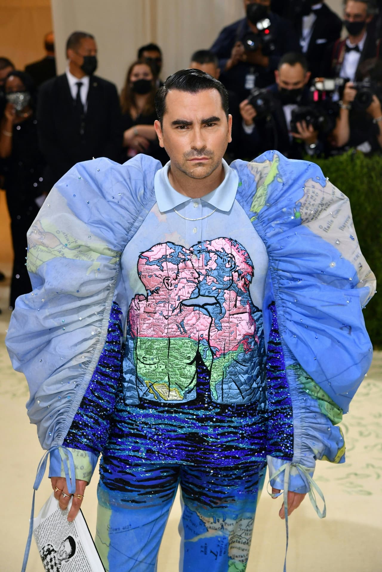 El actor canadiense Daniel Levy lució un mapamundi con dos hombres besándose para enviar un mensaje contra la homofobia. El diseño bordado a mano estuvo a cargo de los talentos de Costume Institute.