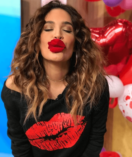 Karla Martínez despidió esta mañana llena de amor, enviando "muchos besitos con sabor a pétalo de rosa".